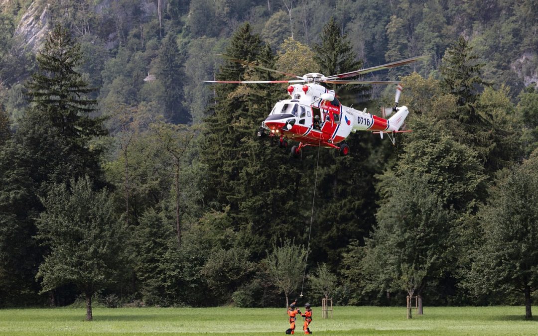 Dinas Damkar Purwakarta Padamkan Kebakaran di Gudang